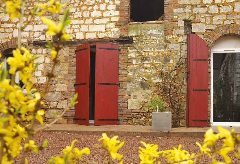 Choisissez des volets battants en aluminium, PVC ou bois pour habiller votre façade et gérer la lumière, avec une ouverture manuelle ou motorisée.