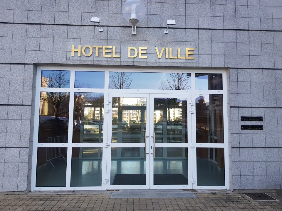Entrée vitrée de l'hôtel de ville d'Élancourt, double porte et châssis blancs